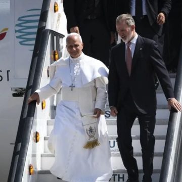 Falla técnica en avión retrasa regreso del Papa León XIV desde España