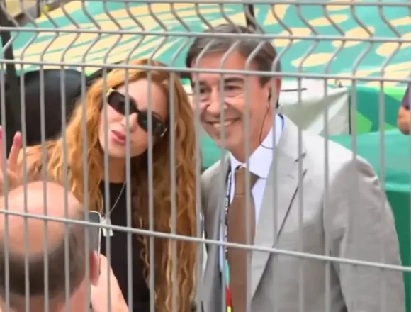 image-2 Periodista interrumpe transmisión en vivo para tomarse una selfie con Shakira en el Estadio Azteca