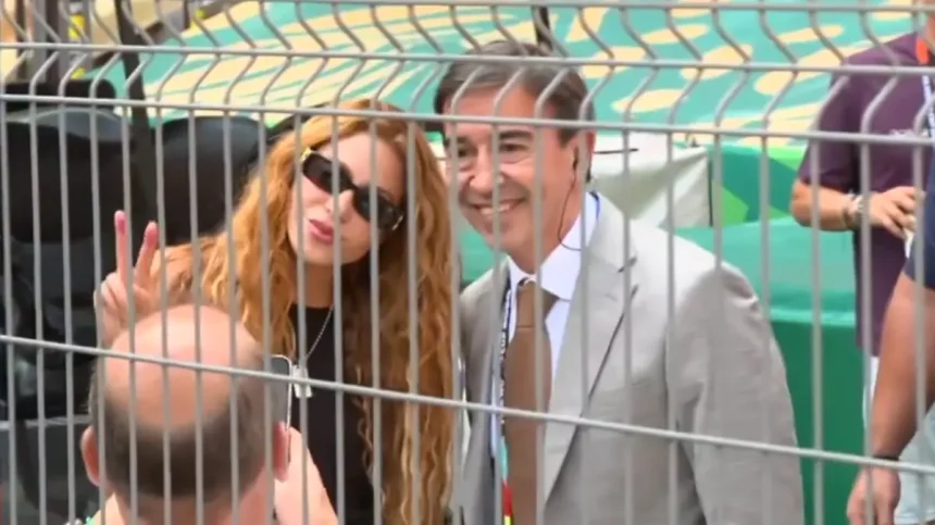 image-2 Periodista interrumpe transmisión en vivo para tomarse una selfie con Shakira en el Estadio Azteca