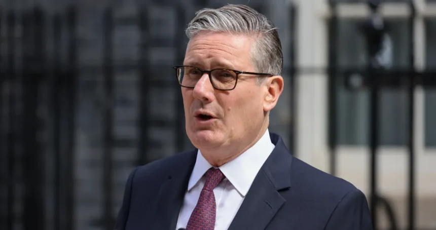 Keir Starmer renuncia como Primer Ministro del Reino Unido tras meses de presión interna