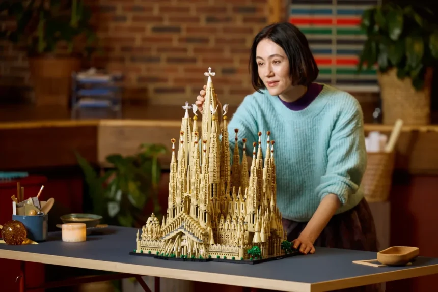 Lego presenta su set más grande: la Sagrada Familia en miniatura con 12,060 piezas