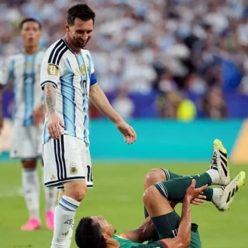 lionel-messi-roja-falta-aissa La entrada de Messi en Argentina vs. Argelia que no mereció la tarjeta roja en el Mundial 2026
