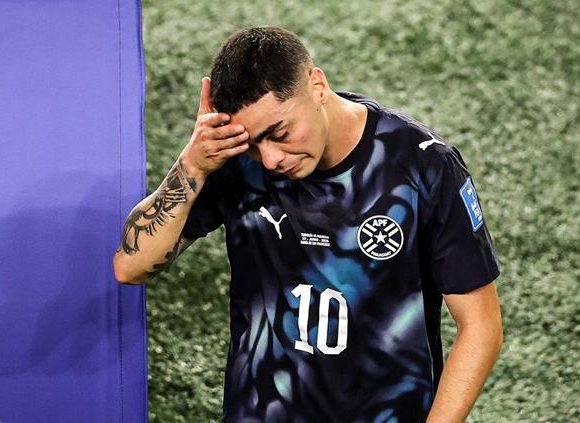 Primer jugador expulsado en el Mundial 2026 por taparse la boca durante una confrontación