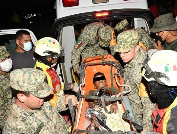Ejército mexicano rescata a dos personas tras sismos en Venezuela