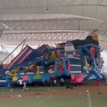 torreon-inflable-094033 Fuertes ráfagas de viento levantan inflable en Torreón, Coahuila; hay 10 niños lesionados