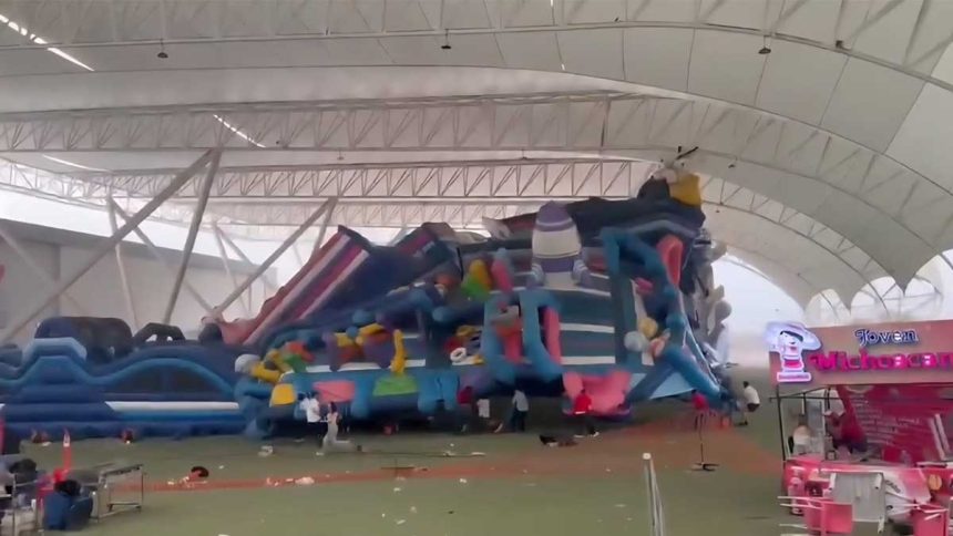 torreon-inflable-094033 Fuertes ráfagas de viento levantan inflable en Torreón, Coahuila; hay 10 niños lesionados