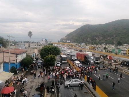 6a4dcd4c0a735 Detención de dos profesores en escuela Celestino Freinet genera enfrentamiento y bloqueo en la México-Puebla
