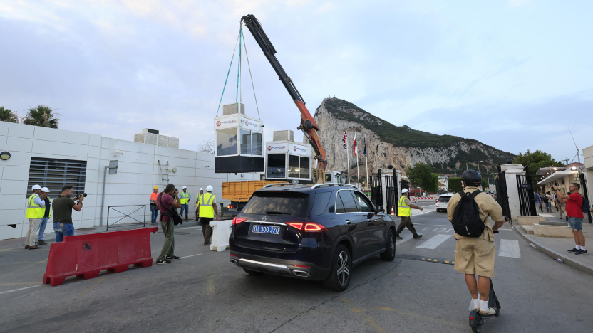 6a57663eb9256 Cae la verja de Gibraltar y se abre una nueva etapa en la frontera entre España y el territorio británico
