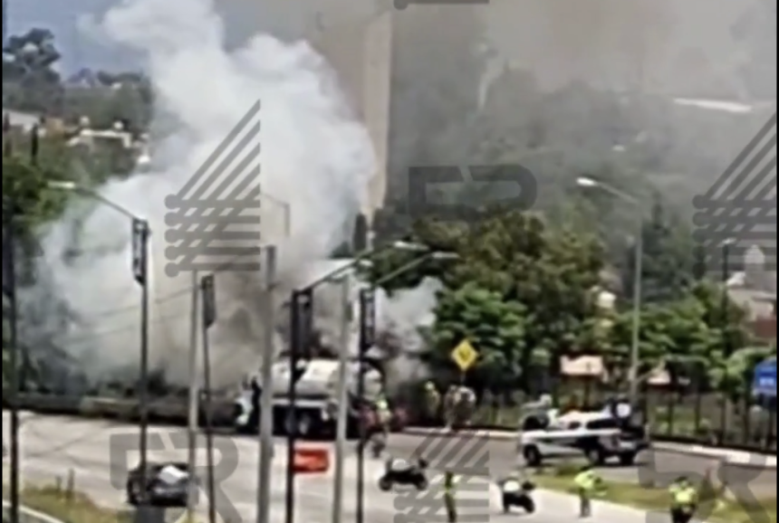 Incendio de pipa de agua afecta circulación en Periférico Ecológico, San Pedro Cholula