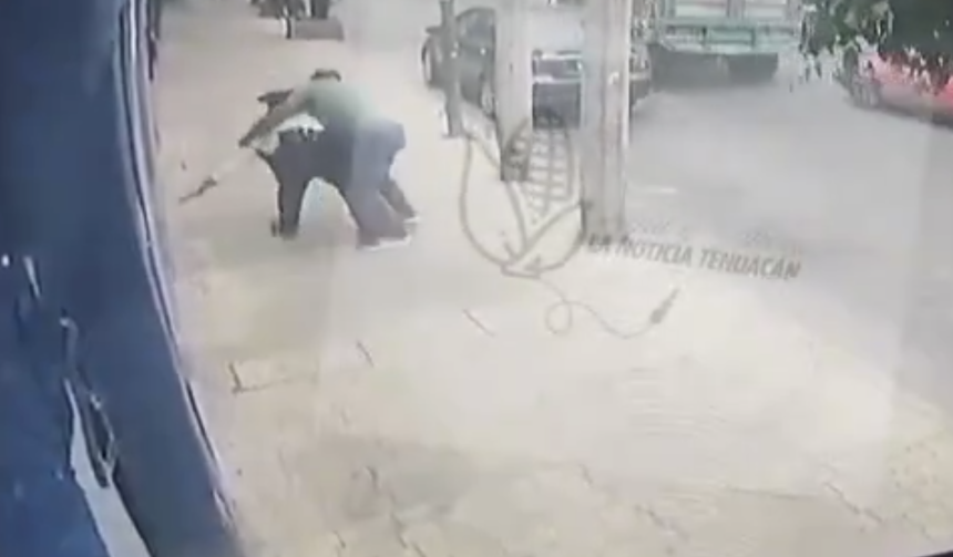Conductor forcejea con agente de Tránsito durante infracción en Tehuacán