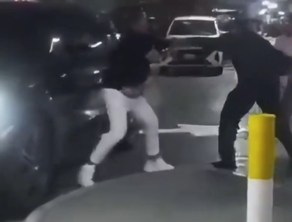 Choque en estacionamiento de Angelópolis termina en pelea entre conductores