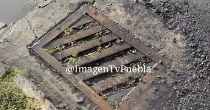 Vecinos denuncian coladeras tapadas con asfalto tras rehabilitación en Puebla