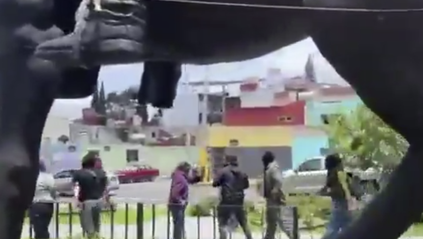 Protesta violenta durante comparecencia sobre el Cablebús en el Congreso de Puebla