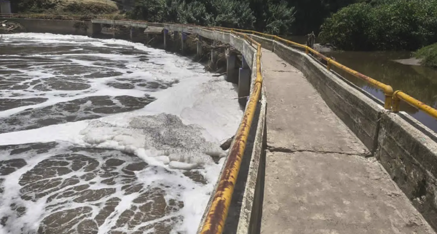 Alarma por espuma tóxica en el río Atoyac; Agua de Puebla niega responsabilidad