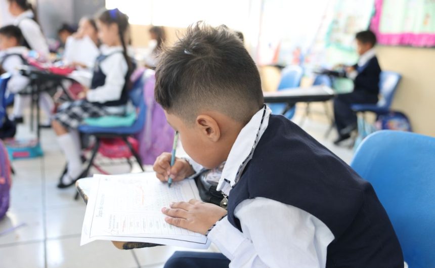 alumnos-en-salon-de-clases SEP anuncia cambios en el calendario escolar para el ciclo 2026-2027