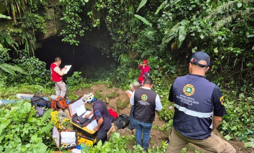 b9c39128-ad5b-4ab0-930d-f2db4ec47001-1160x700-1 Familiares de desaparecidos en gruta de Cuetzalan piden continuar extracción de cuerpos