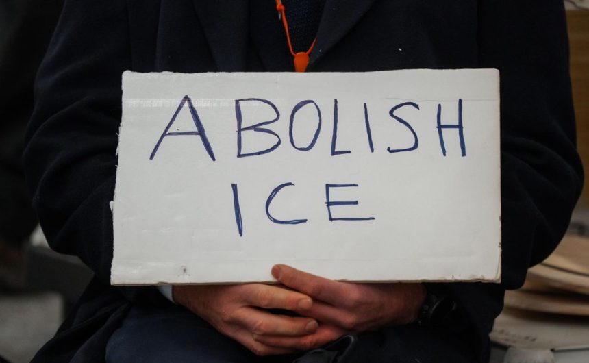cartel-de-protesta-contra-redadas-de-ice-en-minneapolis México presenta 20 denuncias en Estados Unidos por muerte de migrantes bajo custodia del ICE