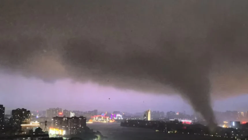 descarga-4 Brutal tornado causa 11 muertos y graves daños en la provincia de Hubei, China