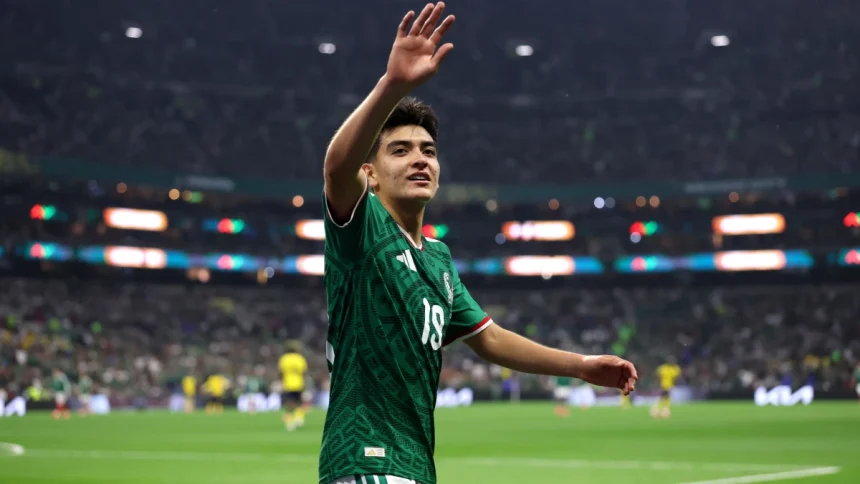 descarga-6 Gilberto Mora concluye la preparatoria tras su destacada participación en el Mundial