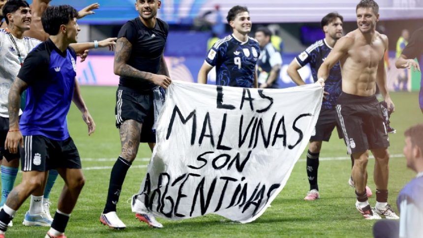 FIFA pospone sanción a Argentina tras polémica por pancarta en semifinal del Mundial