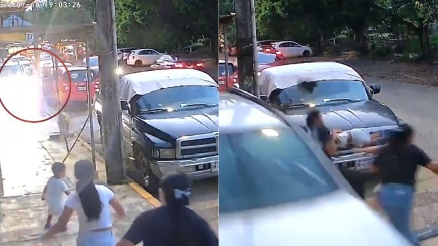 Familia se salva de ser atropellada por camioneta que invadió banqueta en Cosoleacaque