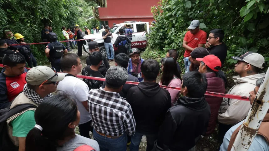image-11 Cuerpos de la familia Peña permanecen en la gruta de Cuetzalan tras accidente