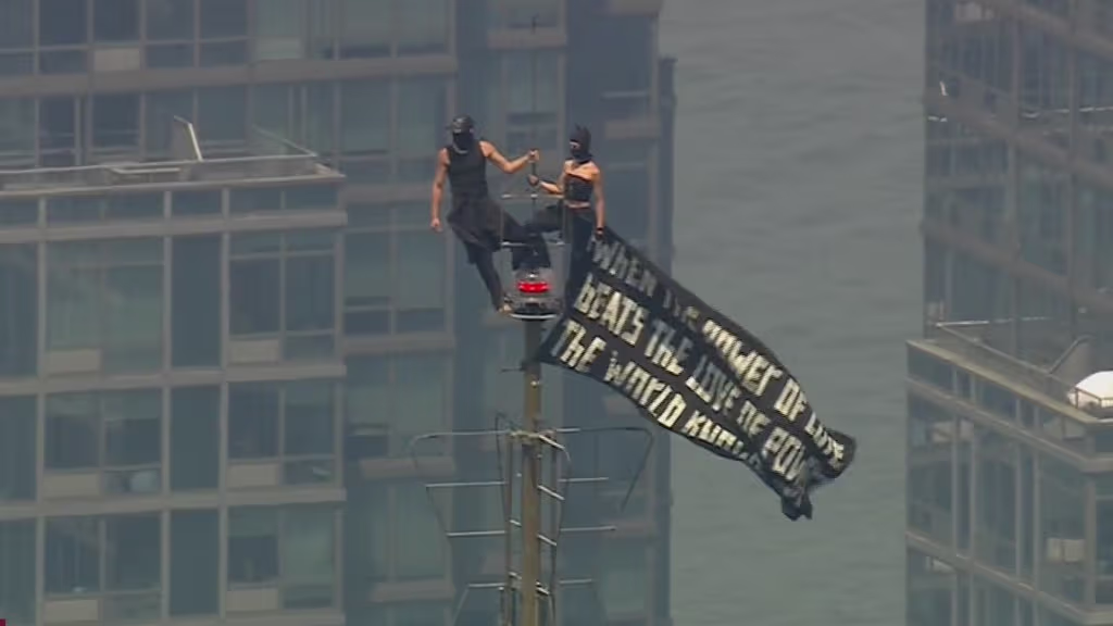 image Dos personas escalan el Empire State Building para protestar por la paz y proponerse matrimonio