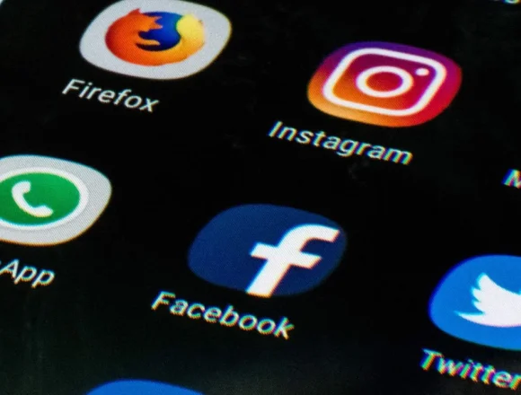 reino-unido-prohibe-redes-sociales-a-menores-de-16-anos-2026 Francia prohíbe el acceso a redes sociales a menores de 15 años para proteger su bienestar