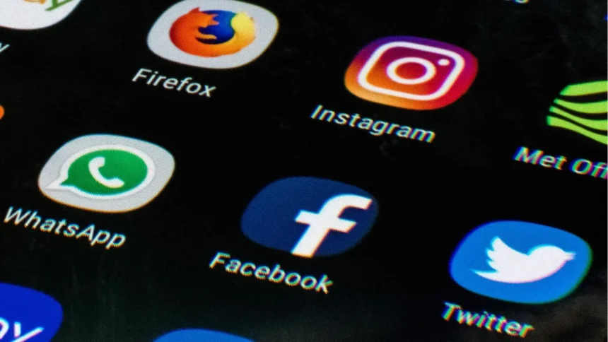 reino-unido-prohibe-redes-sociales-a-menores-de-16-anos-2026 Francia prohíbe el acceso a redes sociales a menores de 15 años para proteger su bienestar