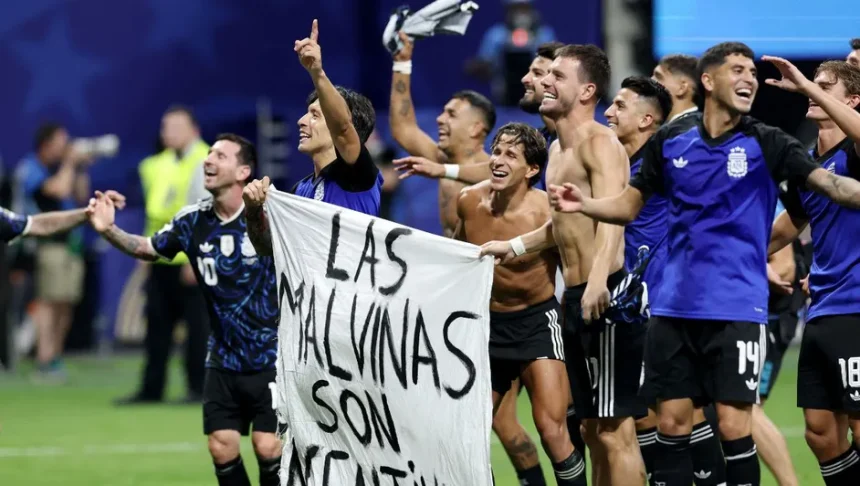 Las Malvinas son argentinas: Albiceleste despliega manta tras eliminar a Inglaterra
